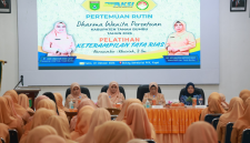 Pertemuan rutin DWP Tanah Bumbu di Gedung Sekretariat TP PKK Kapet dirangkai dengan pelatihan keterampilan tata rias.
