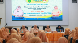 Pertemuan rutin DWP Tanah Bumbu di Gedung Sekretariat TP PKK Kapet dirangkai dengan pelatihan keterampilan tata rias.