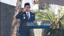 Bupati Tanah Bumbu Andi Rudi Latif menjadi Inspektur Upacara Peringatan Hari Kesaktian Pancasila 2026 di Halaman Kantor Bupati Tanah Bumbu, Gunung Tinggi, Batulicin, Kamis (1/10/2026).