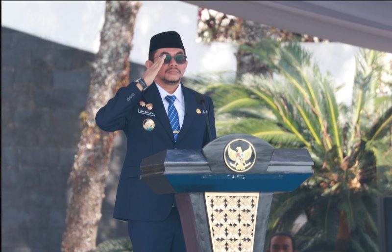 Bupati Tanah Bumbu Andi Rudi Latif menjadi Inspektur Upacara Peringatan Hari Kesaktian Pancasila 2026 di Halaman Kantor Bupati Tanah Bumbu, Gunung Tinggi, Batulicin, Kamis (1/10/2026).