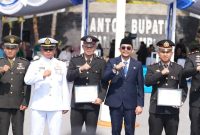 Bupati Tanah Bumbu Andi Rudi Latif menyerahkan penghargaan kepada Kasat Resnarkoba Polres Tanah Bumbu AKP Anang Setyawan dan Banit 1 Satresnarkoba Aipda Hendra Gunawan dalam rangkaian Upacara Hari Kesaktian Pancasila 2026, Kamis (1/10/2026).