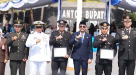 Bupati Tanah Bumbu Andi Rudi Latif menyerahkan penghargaan kepada Kasat Resnarkoba Polres Tanah Bumbu AKP Anang Setyawan dan Banit 1 Satresnarkoba Aipda Hendra Gunawan dalam rangkaian Upacara Hari Kesaktian Pancasila 2026, Kamis (1/10/2026).