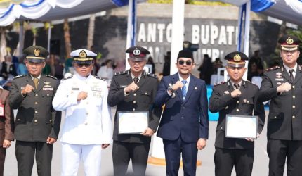 Bupati Tanah Bumbu Andi Rudi Latif menyerahkan penghargaan kepada Kasat Resnarkoba Polres Tanah Bumbu AKP Anang Setyawan dan Banit 1 Satresnarkoba Aipda Hendra Gunawan dalam rangkaian Upacara Hari Kesaktian Pancasila 2026, Kamis (1/10/2026).
