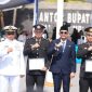 Bupati Tanah Bumbu Andi Rudi Latif menyerahkan penghargaan kepada Kasat Resnarkoba Polres Tanah Bumbu AKP Anang Setyawan dan Banit 1 Satresnarkoba Aipda Hendra Gunawan dalam rangkaian Upacara Hari Kesaktian Pancasila 2026, Kamis (1/10/2026).