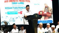 Bupati Tanah Bumbu Andi Rudi Latif menyampaikan sambutan pada Tabligh Akbar Aksi Sinergitas Merah Putih dalam rangka Hari Kesaktian Pancasila di Ruang Terbuka Masjid Agung Al-Falah, Kecamatan Simpang Empat, Kamis (1/10/2026).