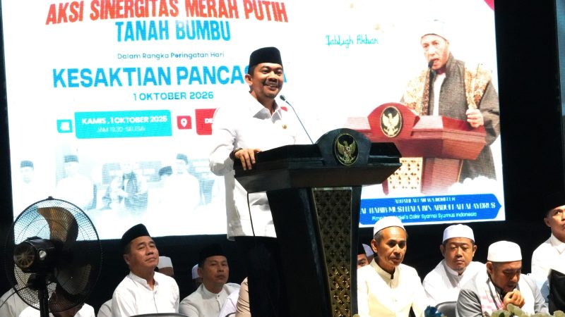 Bupati Tanah Bumbu Andi Rudi Latif menyampaikan sambutan pada Tabligh Akbar Aksi Sinergitas Merah Putih dalam rangka Hari Kesaktian Pancasila di Ruang Terbuka Masjid Agung Al-Falah, Kecamatan Simpang Empat, Kamis (1/10/2026).