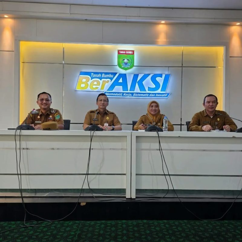 Sekda Tanah Bumbu Yulian Herawati melaunching Dashboard Aksi SIMPATI sebagai inovasi pengelolaan sampah terintegrasi dan berbasis data, Senin (28/9/2026).