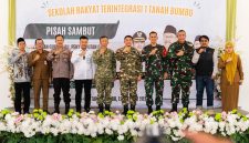 Bupati Tanah Bumbu Andi Rudi Latif menghadiri kegiatan pisah sambut guru dan tenaga kependidikan serta penyambutan kadet Universitas Pertahanan Republik Indonesia di Sekolah Rakyat Terintegrasi 1 Tanah Bumbu, Senin (12/10/2026).