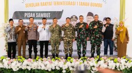 Bupati Tanah Bumbu Andi Rudi Latif menghadiri kegiatan pisah sambut guru dan tenaga kependidikan serta penyambutan kadet Universitas Pertahanan Republik Indonesia di Sekolah Rakyat Terintegrasi 1 Tanah Bumbu, Senin (12/10/2026).