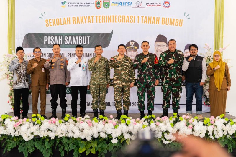 Bupati Tanah Bumbu Andi Rudi Latif menghadiri kegiatan pisah sambut guru dan tenaga kependidikan serta penyambutan kadet Universitas Pertahanan Republik Indonesia di Sekolah Rakyat Terintegrasi 1 Tanah Bumbu, Senin (12/10/2026).