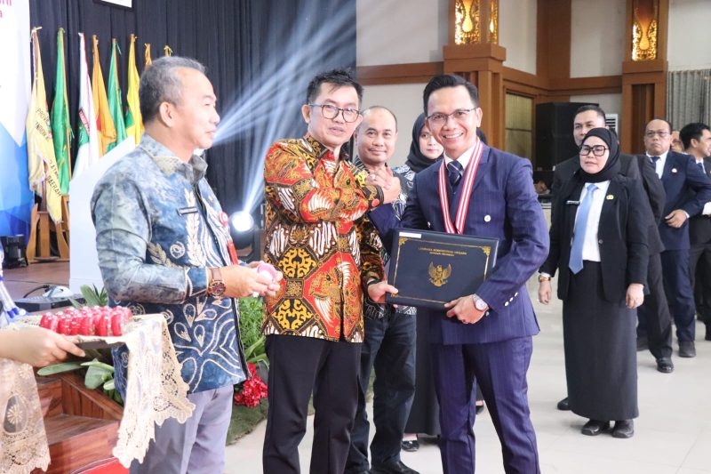 Hery Sasmita, Kepala Dinas Koperasi, Perindustrian dan Perdagangan Barito Kuala, berhasil meraih peringkat Terbaik I dalam PK) Tingkat II.
