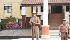 Kepala Dinsos Tanah Laut, Eko Trianto, saat menjadi pembina Apel Kerja Gabungan di lingkup kerja Pemerintah Daerah Kabupaten Tanah Laut