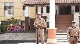Kepala Dinsos Tanah Laut, Eko Trianto, saat menjadi pembina Apel Kerja Gabungan di lingkup kerja Pemerintah Daerah Kabupaten Tanah Laut