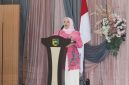 Ketua GOW Kabupaten Tanah Laut, Hj. Wiwi Zazuli, menyampaikan sambutan pada kegiatan sosialisasi pengelolaan sampah rumah tangga 