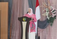 Ketua GOW Kabupaten Tanah Laut, Hj. Wiwi Zazuli, menyampaikan sambutan pada kegiatan sosialisasi pengelolaan sampah rumah tangga 