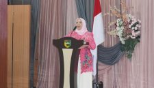 Ketua GOW Kabupaten Tanah Laut, Hj. Wiwi Zazuli, menyampaikan sambutan pada kegiatan sosialisasi pengelolaan sampah rumah tangga 