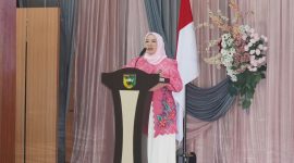 Ketua GOW Kabupaten Tanah Laut, Hj. Wiwi Zazuli, menyampaikan sambutan pada kegiatan sosialisasi pengelolaan sampah rumah tangga 