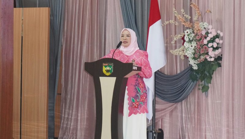 Ketua GOW Kabupaten Tanah Laut, Hj. Wiwi Zazuli, menyampaikan sambutan pada kegiatan sosialisasi pengelolaan sampah rumah tangga