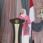 Ketua GOW Kabupaten Tanah Laut, Hj. Wiwi Zazuli, menyampaikan sambutan pada kegiatan sosialisasi pengelolaan sampah rumah tangga 