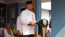 Sekretaris Daerah (Sekda) Kabupaten Banjar, H. Yudi Andrea, S.STP., M.H., menjadi pembina upacara peringatan Hari Santri Nasional (HSN) 2026