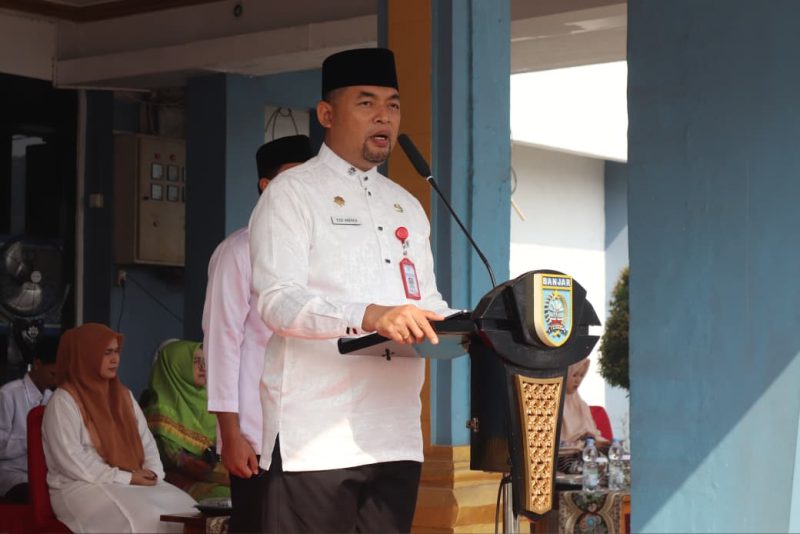 Sekretaris Daerah (Sekda) Kabupaten Banjar, H. Yudi Andrea, S.STP., M.H., menjadi pembina upacara peringatan Hari Santri Nasional (HSN) 2026