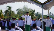 Bupati Tanah Laut, H. Rahmat Trianto, saat menjadi pembina upacara Peringatan Hari Santri Nasional 2026 di Pondok Pesantren Al-Fatih, Kamis (22/10/2026). / Ist