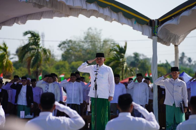 Bupati Tanah Laut, H. Rahmat Trianto, saat menjadi pembina upacara Peringatan Hari Santri Nasional 2026 di Pondok Pesantren Al-Fatih, Kamis (22/10/2026). / Ist