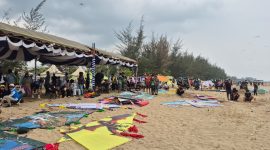 Suasana perhelatan Festival Layang-Layang 2026 sekaligus galang dana di Pantai Batakan Baru | Foto : Istimewa