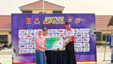 Kepala BPJS Ketenagakerjaan Cabang Batulicin bersama Komandan Batalyon Brimob dan perwakilan Pemerintah Kabupaten Tanah Bumbu saat penyerahan simbolis kartu perlindungan bagi peserta Turnamen Mini Soccer Brimob Cup III Tanah Bumbu, Jumat (9/10/2026).