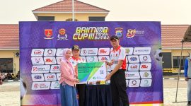 Kepala BPJS Ketenagakerjaan Cabang Batulicin bersama Komandan Batalyon Brimob dan perwakilan Pemerintah Kabupaten Tanah Bumbu saat penyerahan simbolis kartu perlindungan bagi peserta Turnamen Mini Soccer Brimob Cup III Tanah Bumbu, Jumat (9/10/2026).