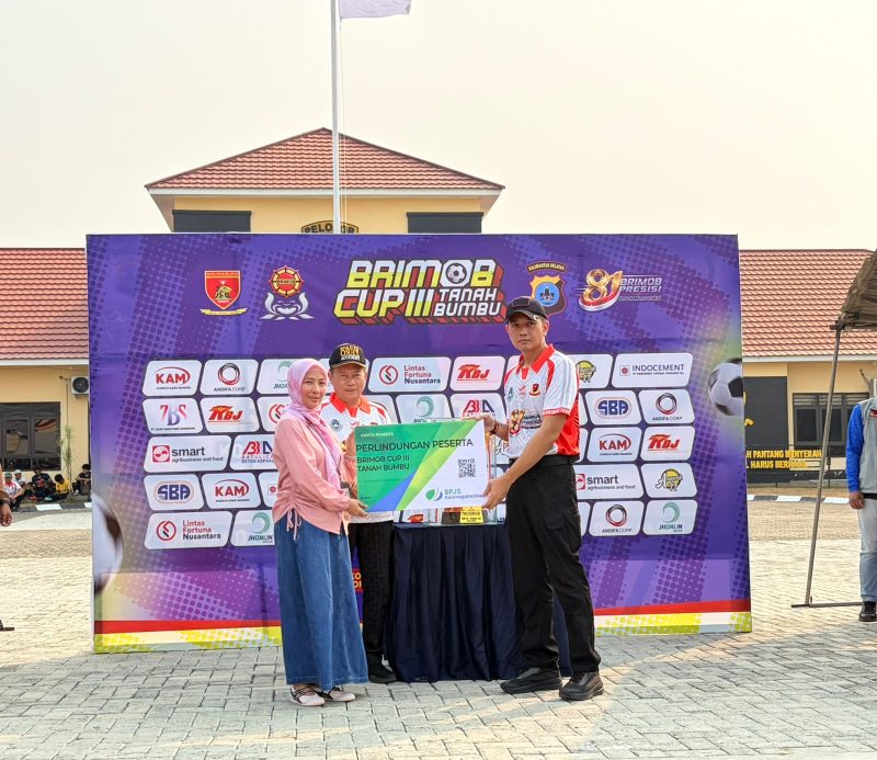 Kepala BPJS Ketenagakerjaan Cabang Batulicin bersama Komandan Batalyon Brimob dan perwakilan Pemerintah Kabupaten Tanah Bumbu saat penyerahan simbolis kartu perlindungan bagi peserta Turnamen Mini Soccer Brimob Cup III Tanah Bumbu, Jumat (9/10/2026).