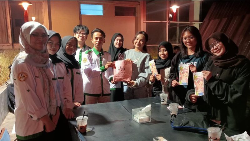 Mahasiswa Kelompok 1 Kelas A Jurusan Keperawatan FKIK, ULM melaksanakan pendidikan kesehatan bertema “Pencegahan Anemia pada Remaja Putri”