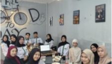 Mahasiswa Program Studi Keperawatan, FKIK, ULM, melaksanakan edukasi kesehatan mengenai siklus menstruasi dan gangguan reproduksi.