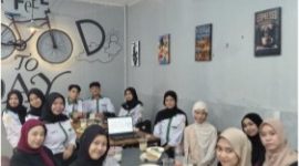 Mahasiswa Program Studi Keperawatan, FKIK, ULM, melaksanakan edukasi kesehatan mengenai siklus menstruasi dan gangguan reproduksi.
