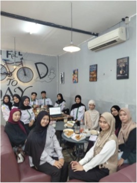 Mahasiswa Program Studi Keperawatan, FKIK, ULM, melaksanakan edukasi kesehatan mengenai siklus menstruasi dan gangguan reproduksi.