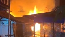 Kondisi rumah warga saat kebakaran terjadi di Gang Kasturi dan Gang Tridaya, Kelurahan Kampung Baru, Kecamatan Simpang Empat, Tanah Bumbu, Jumat (30/10/2026) dini hari.