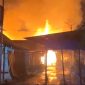 Kondisi rumah warga saat kebakaran terjadi di Gang Kasturi dan Gang Tridaya, Kelurahan Kampung Baru, Kecamatan Simpang Empat, Tanah Bumbu, Jumat (30/10/2026) dini hari.