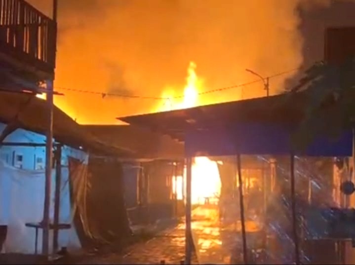 Kondisi rumah warga saat kebakaran terjadi di Gang Kasturi dan Gang Tridaya, Kelurahan Kampung Baru, Kecamatan Simpang Empat, Tanah Bumbu, Jumat (30/10/2026) dini hari.