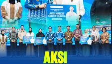 Bupati Tanah Bumbu Andi Rudi Latif menyerahkan secara simbolis Program Aksi Kredit Tanpa Bunga