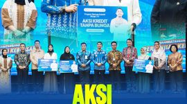 Bupati Tanah Bumbu Andi Rudi Latif menyerahkan secara simbolis Program Aksi Kredit Tanpa Bunga