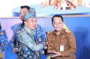 Asisten Bidang Ekonomi dan Pembangunan Tanah Bumbu Eryanto Rais menerima penghargaan Juara III Kinerja Simpul Jaringan Informasi Geospasial Daerah mewakili Bupati Andi Rudi Latif di Bappeda Provinsi Kalimantan Selatan, Senin (19/10/2026).