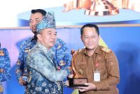 Asisten Bidang Ekonomi dan Pembangunan Tanah Bumbu Eryanto Rais menerima penghargaan Juara III Kinerja Simpul Jaringan Informasi Geospasial Daerah mewakili Bupati Andi Rudi Latif di Bappeda Provinsi Kalimantan Selatan, Senin (19/10/2026).