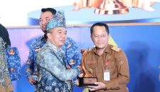 Asisten Bidang Ekonomi dan Pembangunan Tanah Bumbu Eryanto Rais menerima penghargaan Juara III Kinerja Simpul Jaringan Informasi Geospasial Daerah mewakili Bupati Andi Rudi Latif di Bappeda Provinsi Kalimantan Selatan, Senin (19/10/2026).