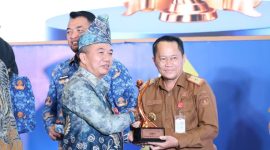 Asisten Bidang Ekonomi dan Pembangunan Tanah Bumbu Eryanto Rais menerima penghargaan Juara III Kinerja Simpul Jaringan Informasi Geospasial Daerah mewakili Bupati Andi Rudi Latif di Bappeda Provinsi Kalimantan Selatan, Senin (19/10/2026).