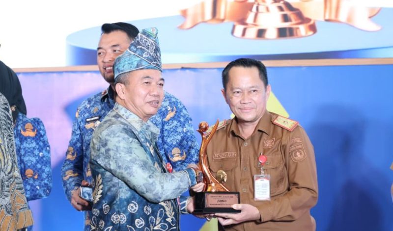 Asisten Bidang Ekonomi dan Pembangunan Tanah Bumbu Eryanto Rais menerima penghargaan Juara III Kinerja Simpul Jaringan Informasi Geospasial Daerah mewakili Bupati Andi Rudi Latif di Bappeda Provinsi Kalimantan Selatan, Senin (19/10/2026).