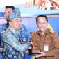 Asisten Bidang Ekonomi dan Pembangunan Tanah Bumbu Eryanto Rais menerima penghargaan Juara III Kinerja Simpul Jaringan Informasi Geospasial Daerah mewakili Bupati Andi Rudi Latif di Bappeda Provinsi Kalimantan Selatan, Senin (19/10/2026).