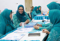 Ketua TP PKK Tanah Bumbu Andi Irmayani Rudi Latif bersama jajaran menerima kunjungan TP PKK Provinsi Kalimantan Selatan dalam evaluasi 10 Program Pokok PKK.