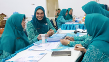 Ketua TP PKK Tanah Bumbu Andi Irmayani Rudi Latif bersama jajaran menerima kunjungan TP PKK Provinsi Kalimantan Selatan dalam evaluasi 10 Program Pokok PKK.