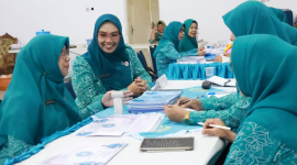 Ketua TP PKK Tanah Bumbu Andi Irmayani Rudi Latif bersama jajaran menerima kunjungan TP PKK Provinsi Kalimantan Selatan dalam evaluasi 10 Program Pokok PKK.