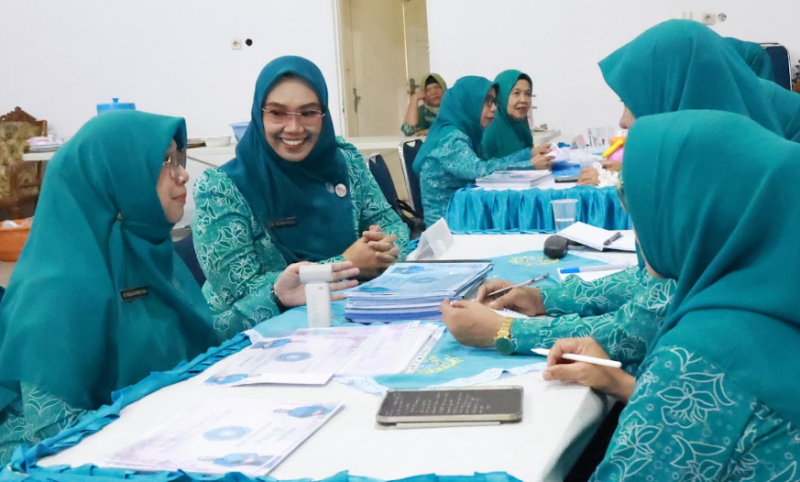 Ketua TP PKK Tanah Bumbu Andi Irmayani Rudi Latif bersama jajaran menerima kunjungan TP PKK Provinsi Kalimantan Selatan dalam evaluasi 10 Program Pokok PKK.